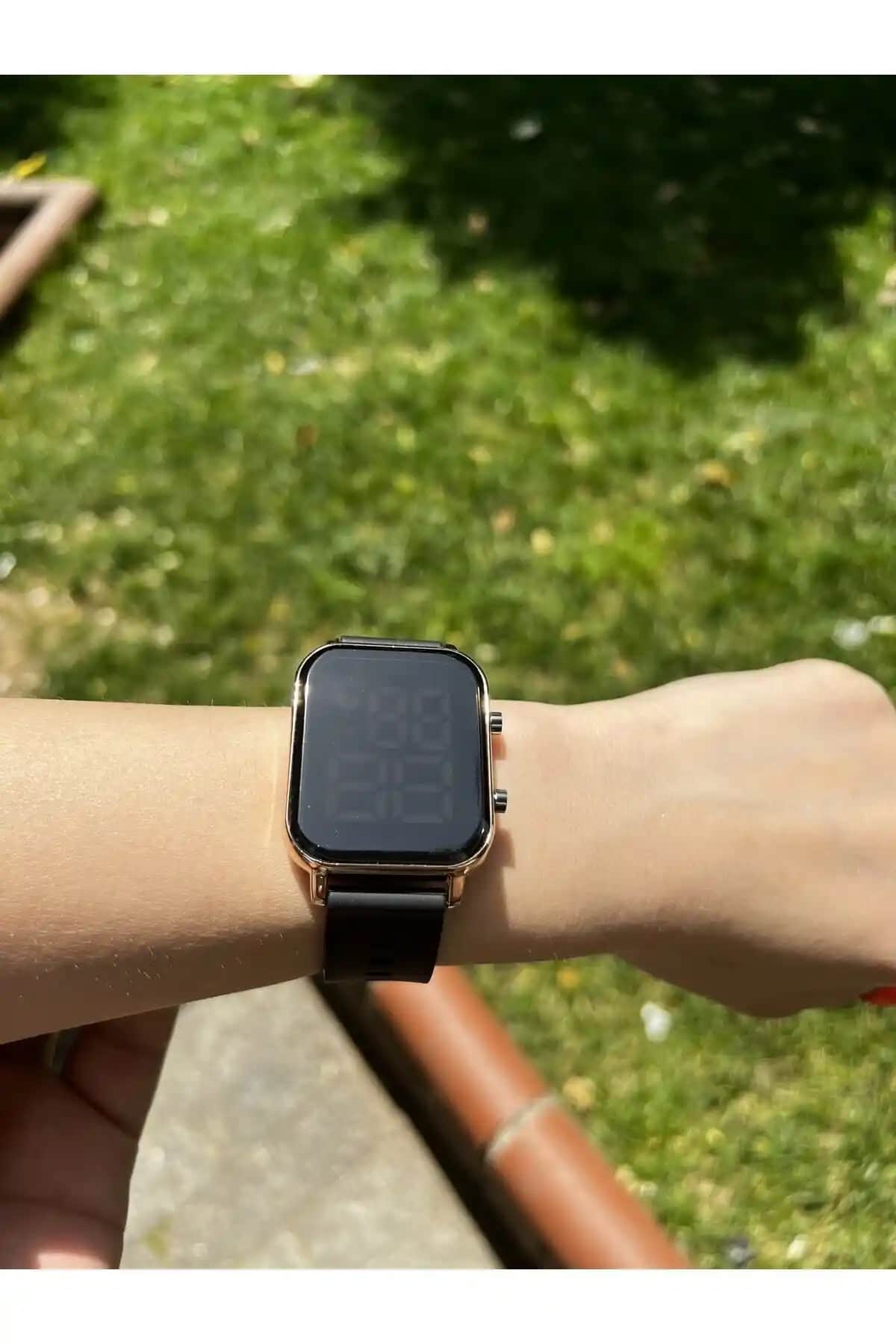 İSTLİV Kadın Dijital Led Saatleri Karşılaştırması: Siyah ve Beyaz Kordon Seçenekleri