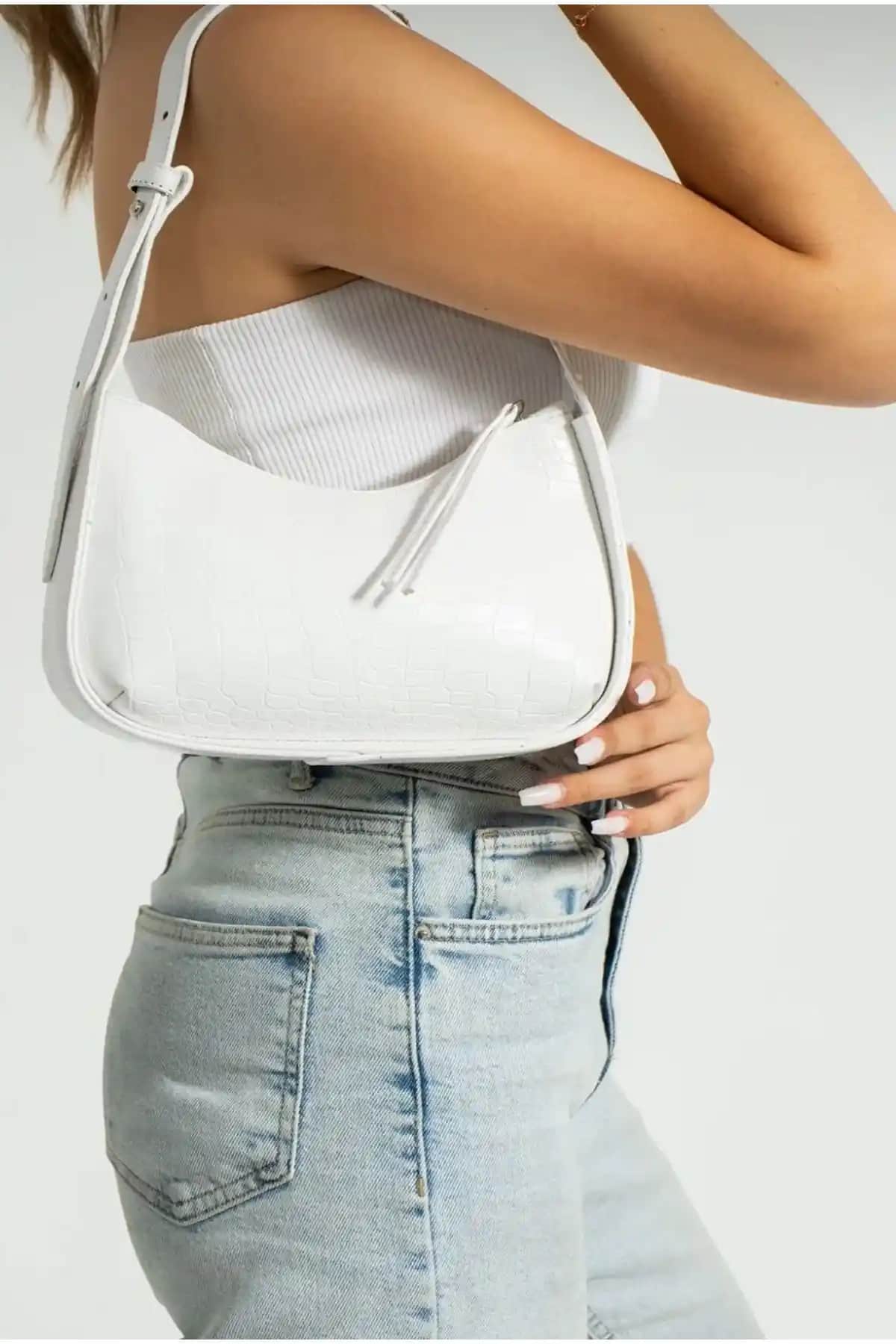 Kadın Çantası Karşılaştırması: Heaven Style Kroko Desenli ve Housebags Pembe Yarım Ay Çantası