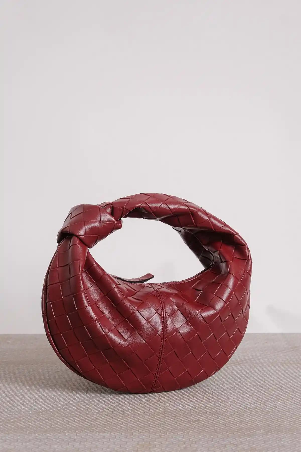 Kadın El Çantası Karşılaştırması: Mini Jordie ve Düğüm Detaylı Modellerin İncelenmesi