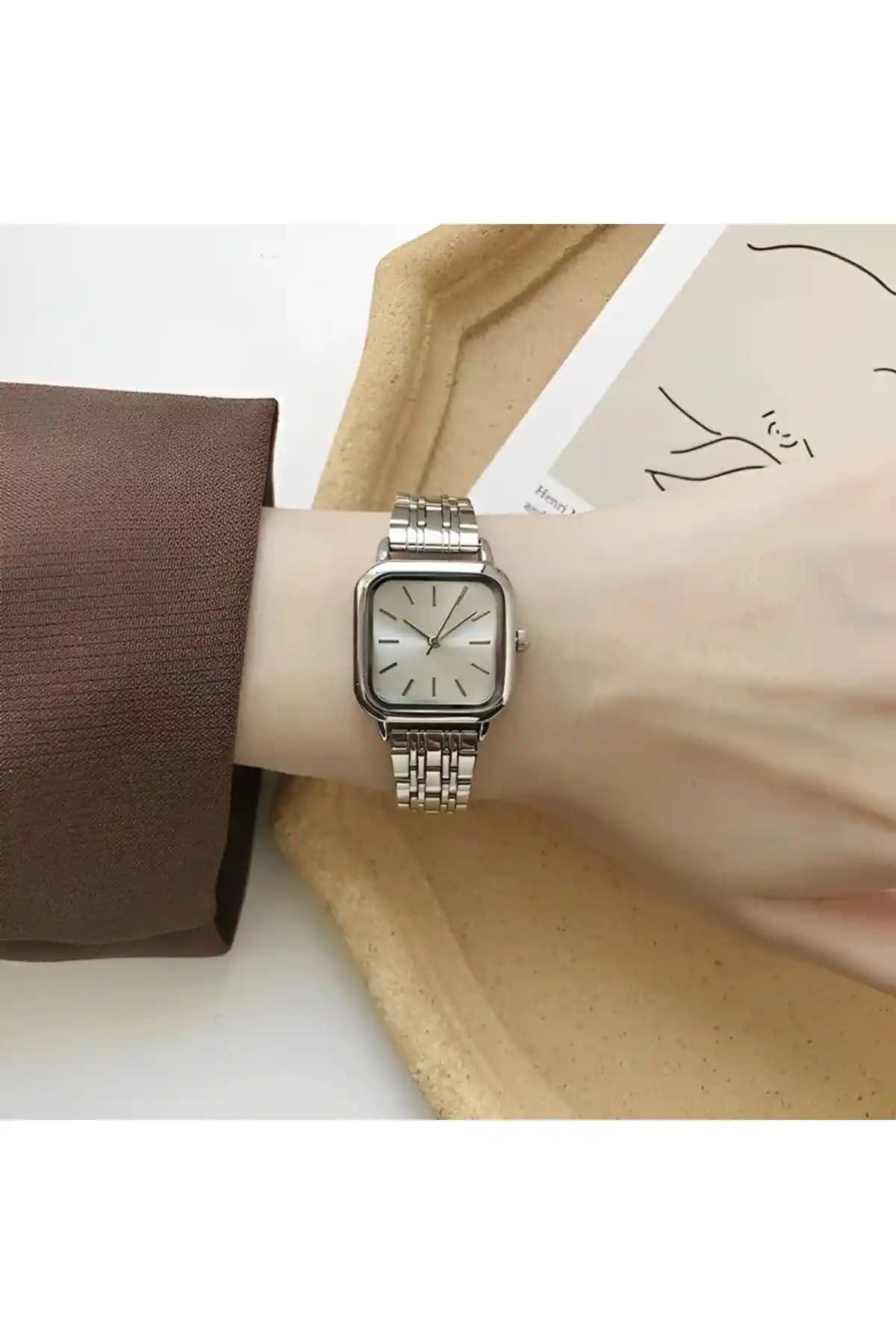 Kadın Kol Saatleri Karşılaştırması: Retro ve Minimal Tasarımlar Arasındaki Farklar ve Özellikler