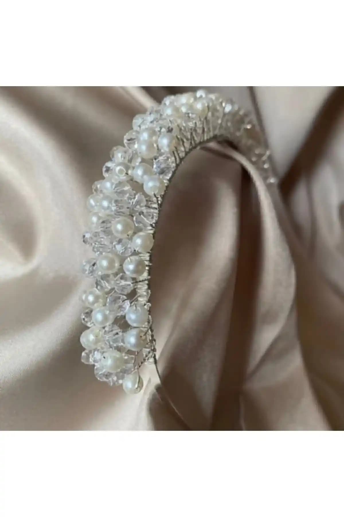 Kına ve Düğün Giyiminde En İyi Tacı Seçimi: Genel Markalar ve Hayalperest Boncuk Ürünleri Karşılaştırması