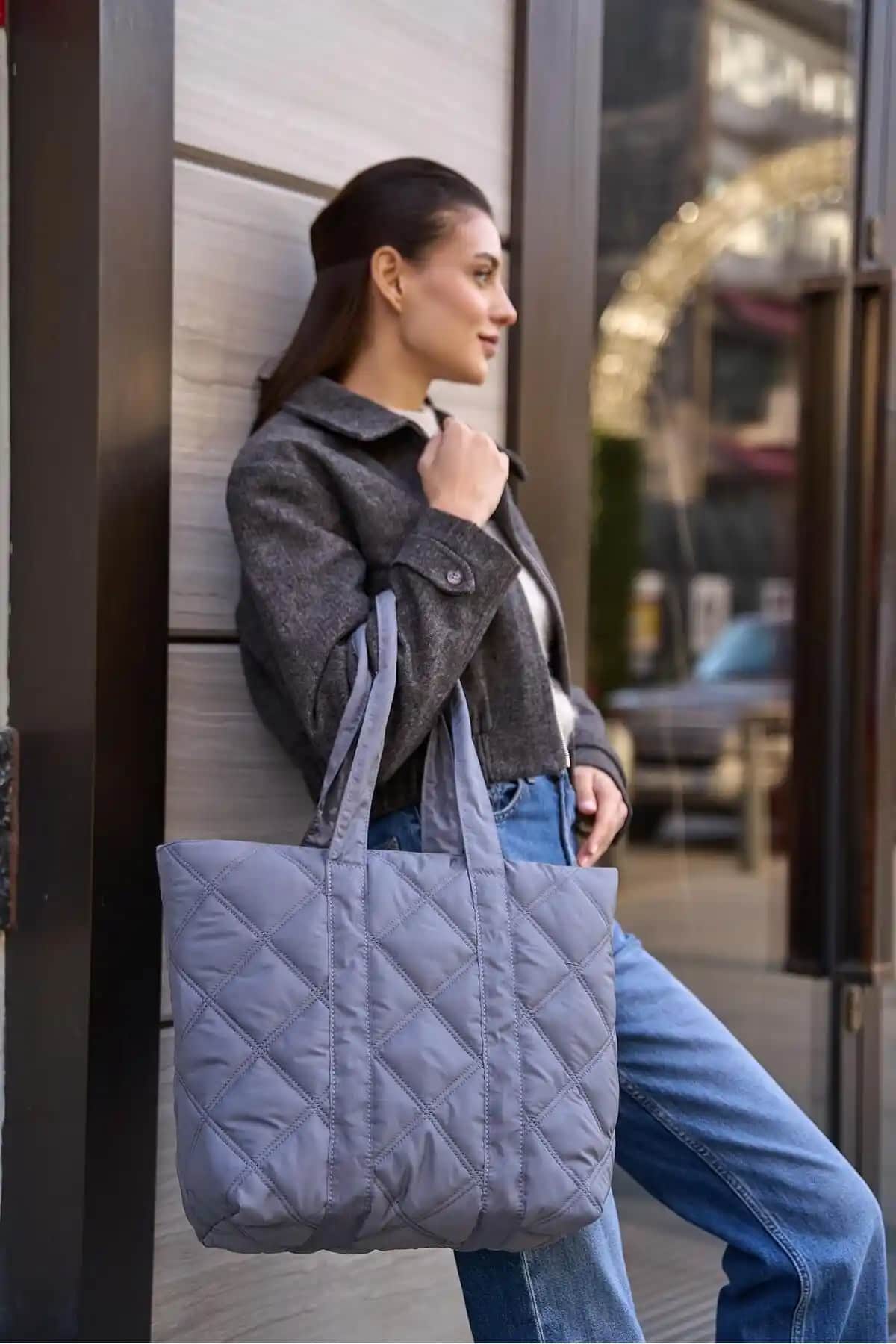 Madamra Gri ve Siyah Kapitone Puf Çanta Karşılaştırması Yüksek Kalite ve Kullanışlılık