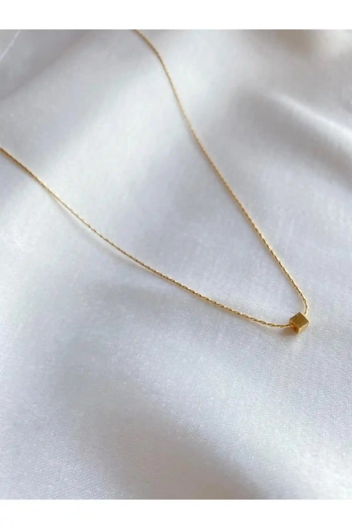 MagicStone Kadın Kolye Karşılaştırması: Altın Küp Detaylı ve Yazlık İkili Kombin Kolye