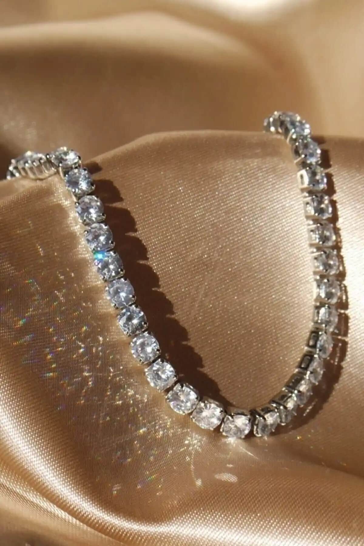 Moda Takıları Karşılaştırması: Zirkon Taşlı Bileklikler ve Özellikleri