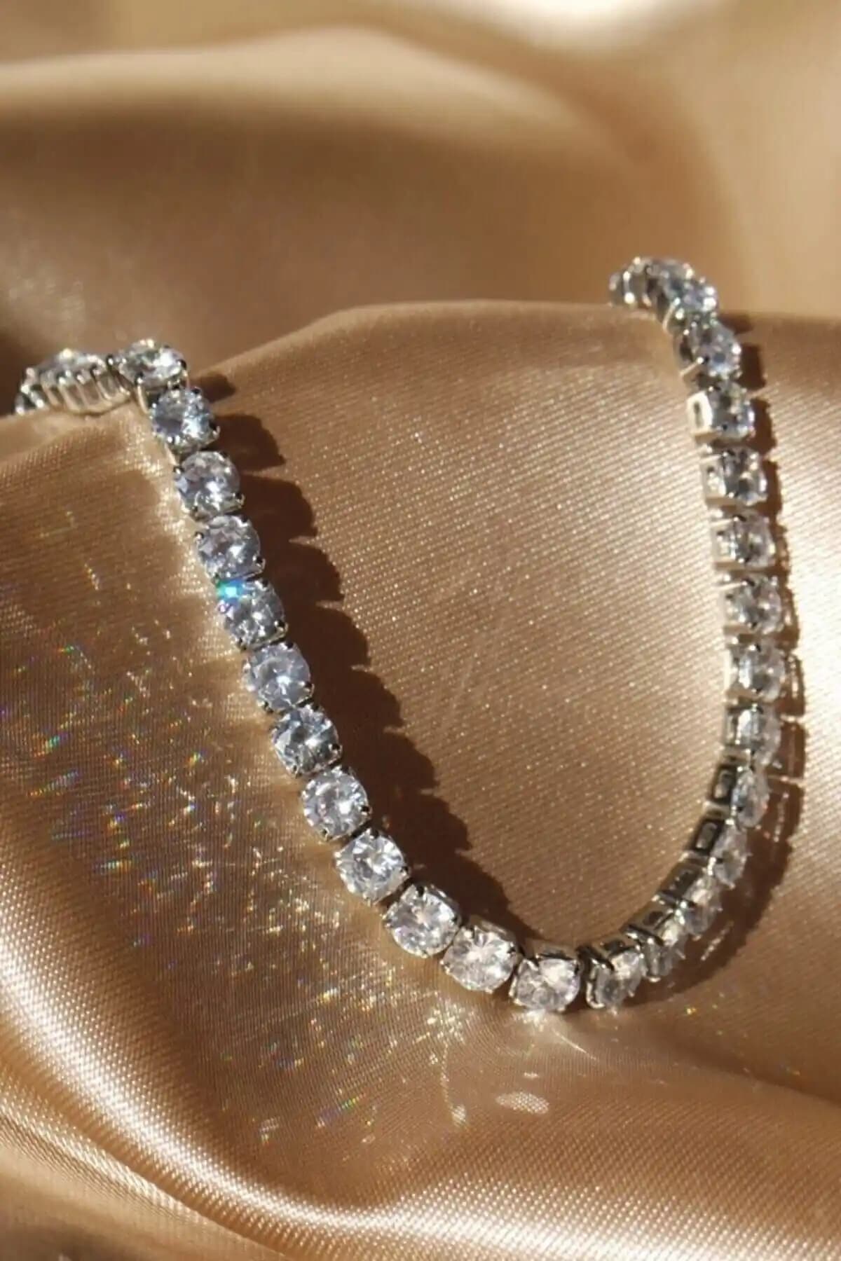 Moda Takıları Karşılaştırması: Zirkon Taşlı Bileklikler ve Özellikleri