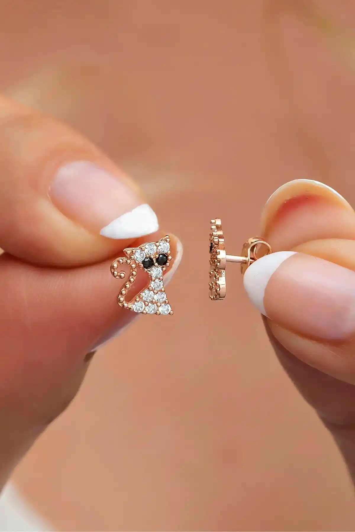 NEREZE 925 Ayar Gümüş Küpe Karşılaştırması: Beyaz Taşlı Kedi ve Yılzı Modelleri