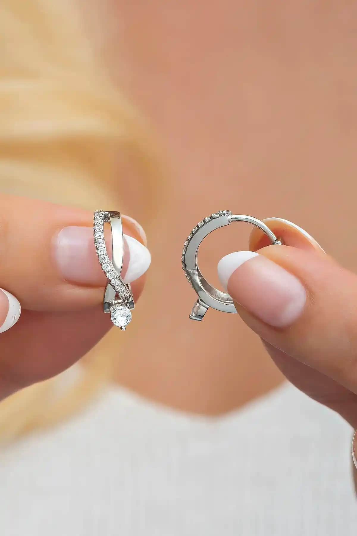 NEREZE Gümüş Küpe Modelleri: Rodyum ve Rose Kaplamalı Tasarımların Karşılaştırması