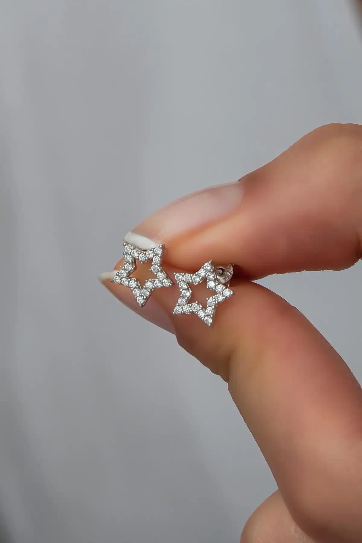NEREZE ve Söğütlü Silver Küpe Karşılaştırması: Tasarım ve Özellikler Analizi 1