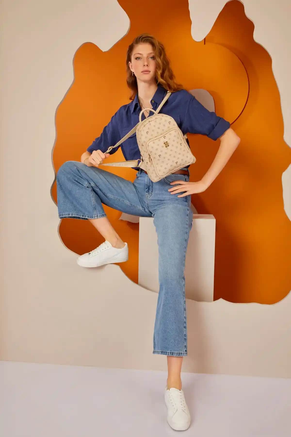 Pierre Cardin Kadın Monogram Sırt Çantaları Karşılaştırması: Bej ve Beyaz Modellerin Özellikleri