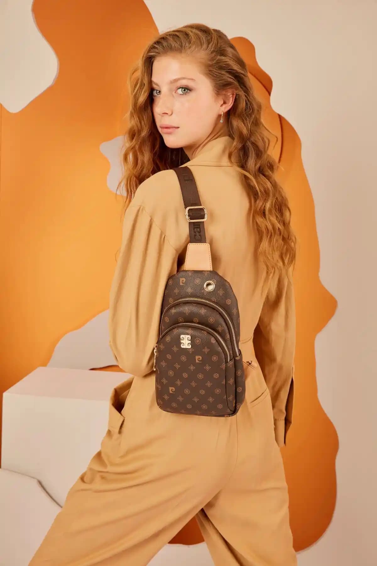 Pierre Cardin Kadın Omuz Çantaları Karşılaştırması: Kahve Monogram ve Siyah Floater Modelleri