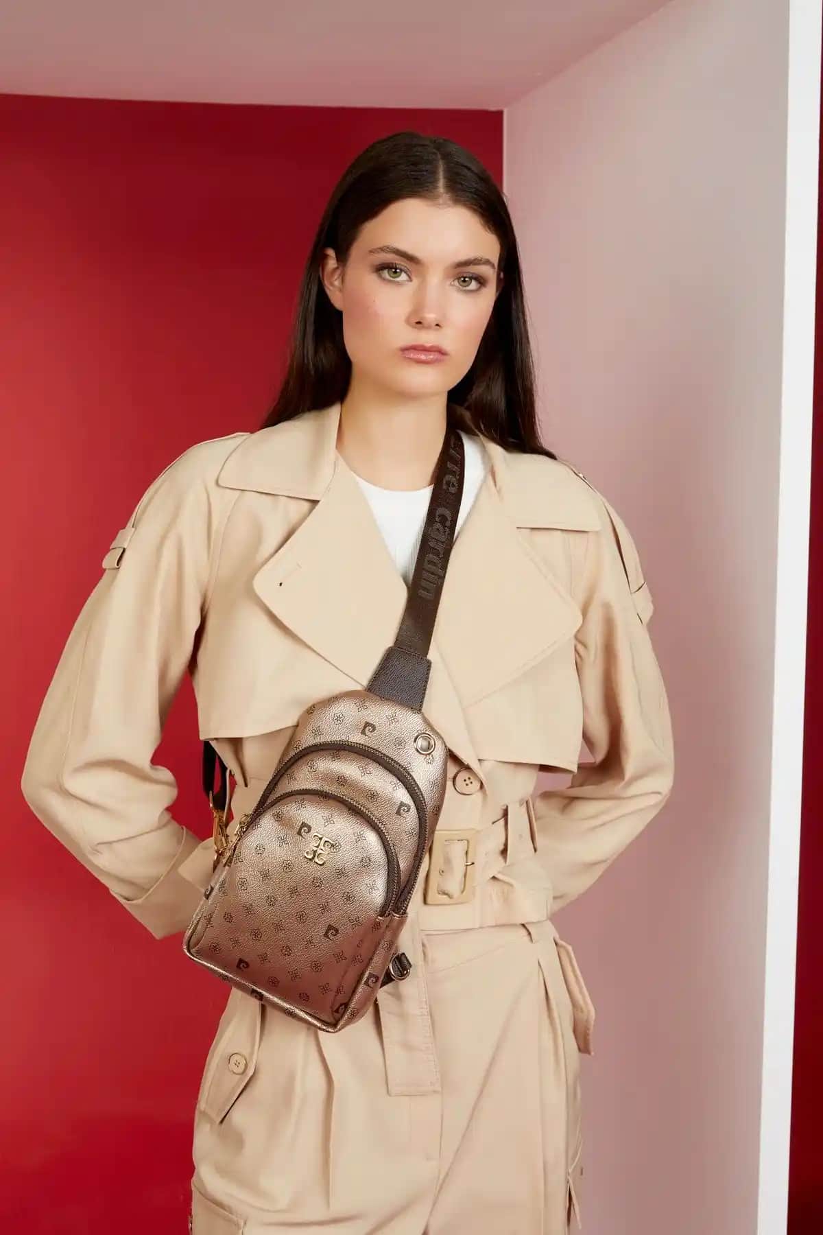 Pierre Cardin Kadın Omuz Çantaları Karşılaştırması: Siyah ve Altın Monogram Modelleri