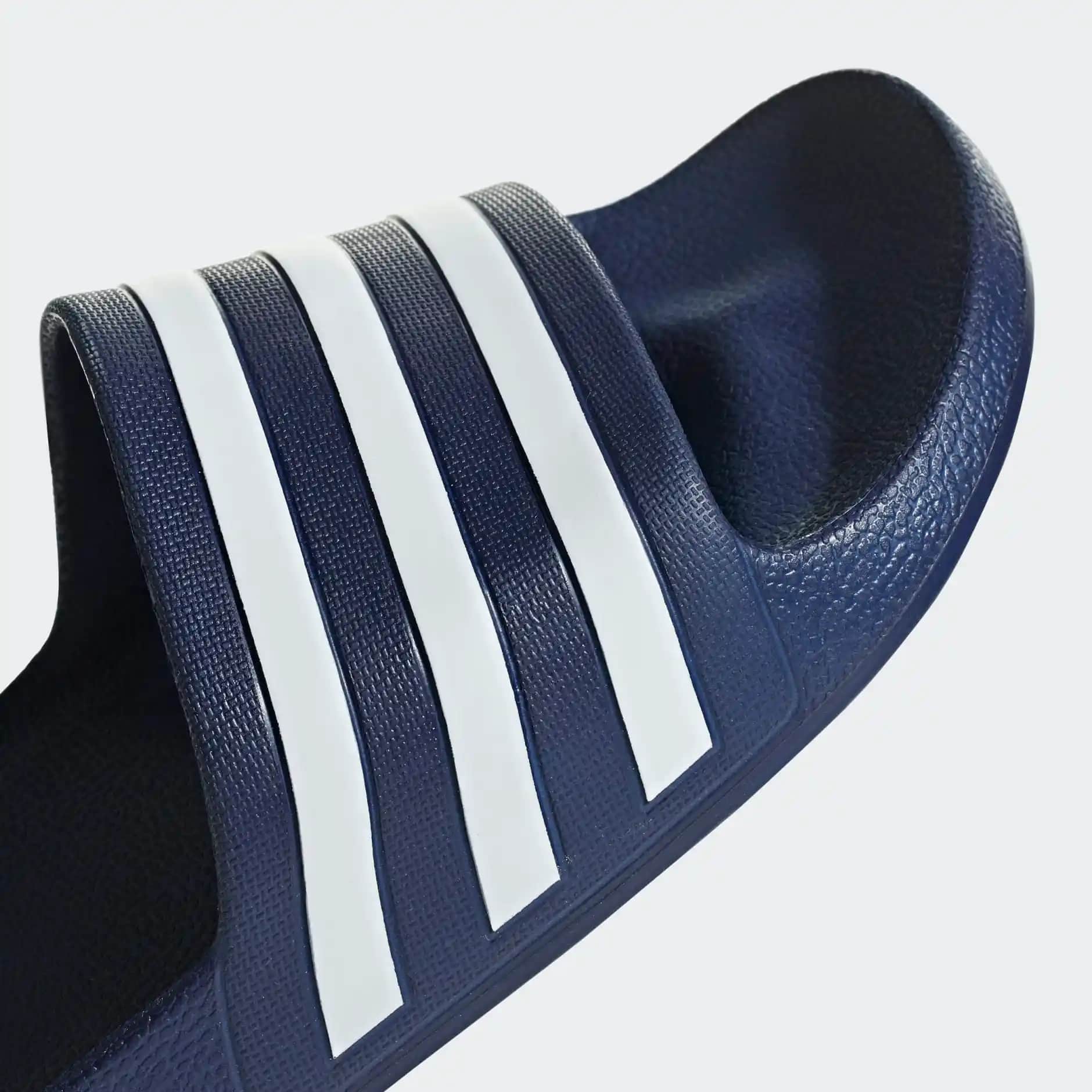 Adidas Adilette Aqua: Yaz Aylarında Konfor ve Şıklık Sunan Suya Dayanıklı Terlik