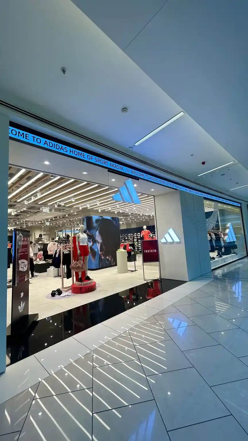 Adidas Akasya Mağazası: Geniş Ürün Yelpazesi ve Teknolojik Özelliklerle Satış Noktası