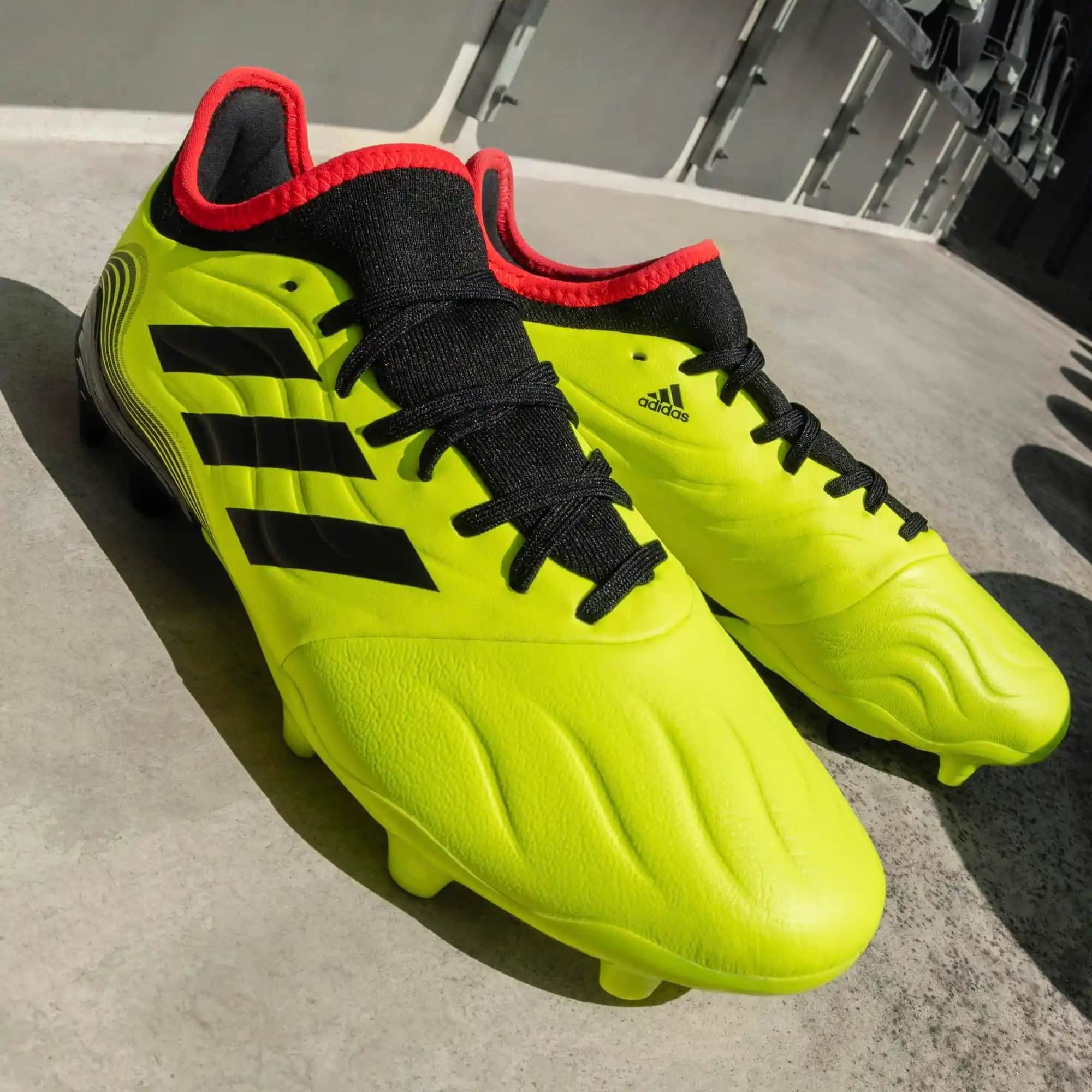 adidas Copa Sense 3: Futbol ve Günlük Şıklık İçin Yenilikçi Spor Ayakkabısı