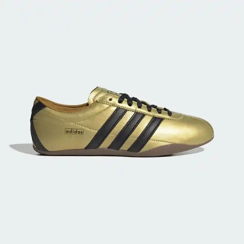 Adidas Gold Koleksiyonu: Şıklık ve Performansı Bir Arada Sunan Altın Renkli Ayakkabılar