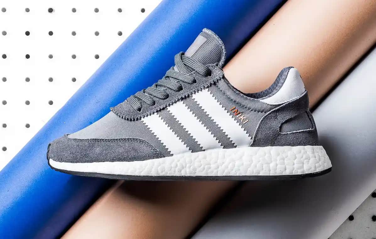 adidas Iniki: Retro ve Modern Tasarımıyla Konfor ve Şıklığın Buluşması