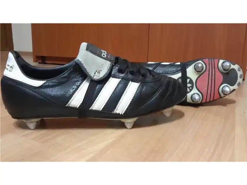 Adidas Klasik Kramponlar: Sahada Performansı Artıran Dayanıklı ve Şık Modeller