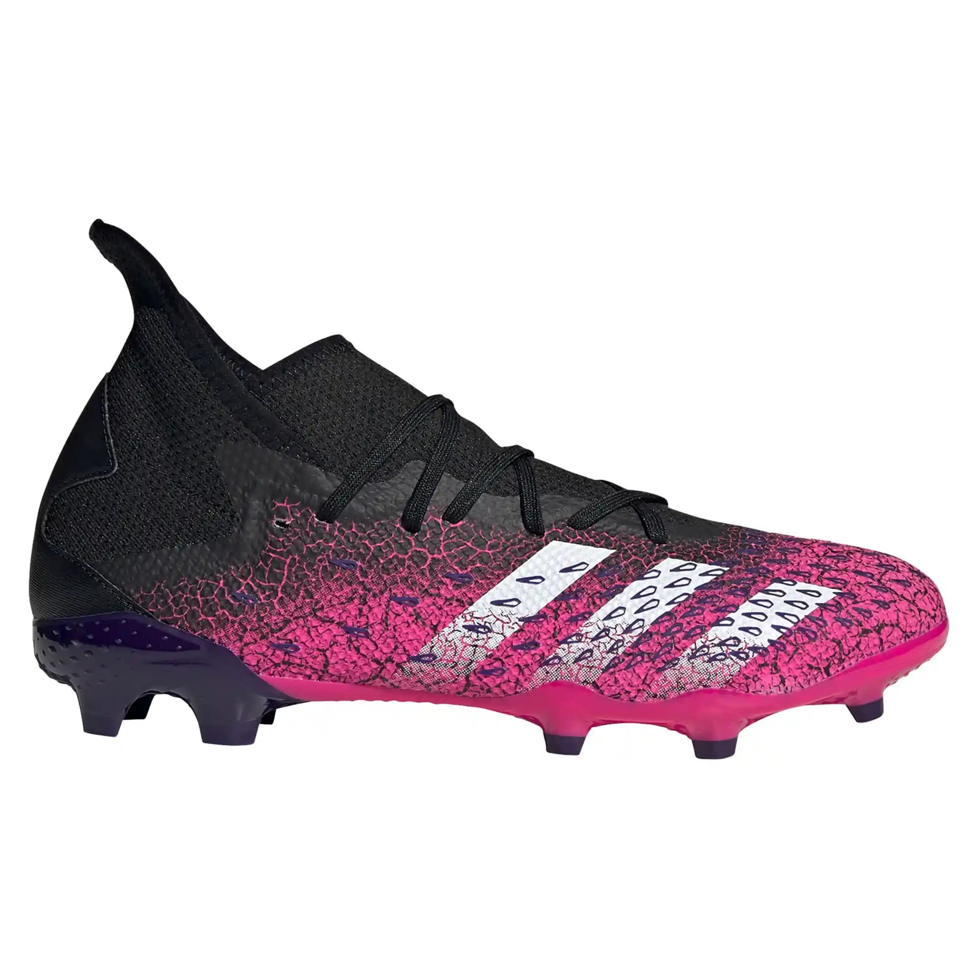 adidas Predator Freak Kramponları: Yüksek Performans ve Konfor Sunan Futbol Ayakkabısı