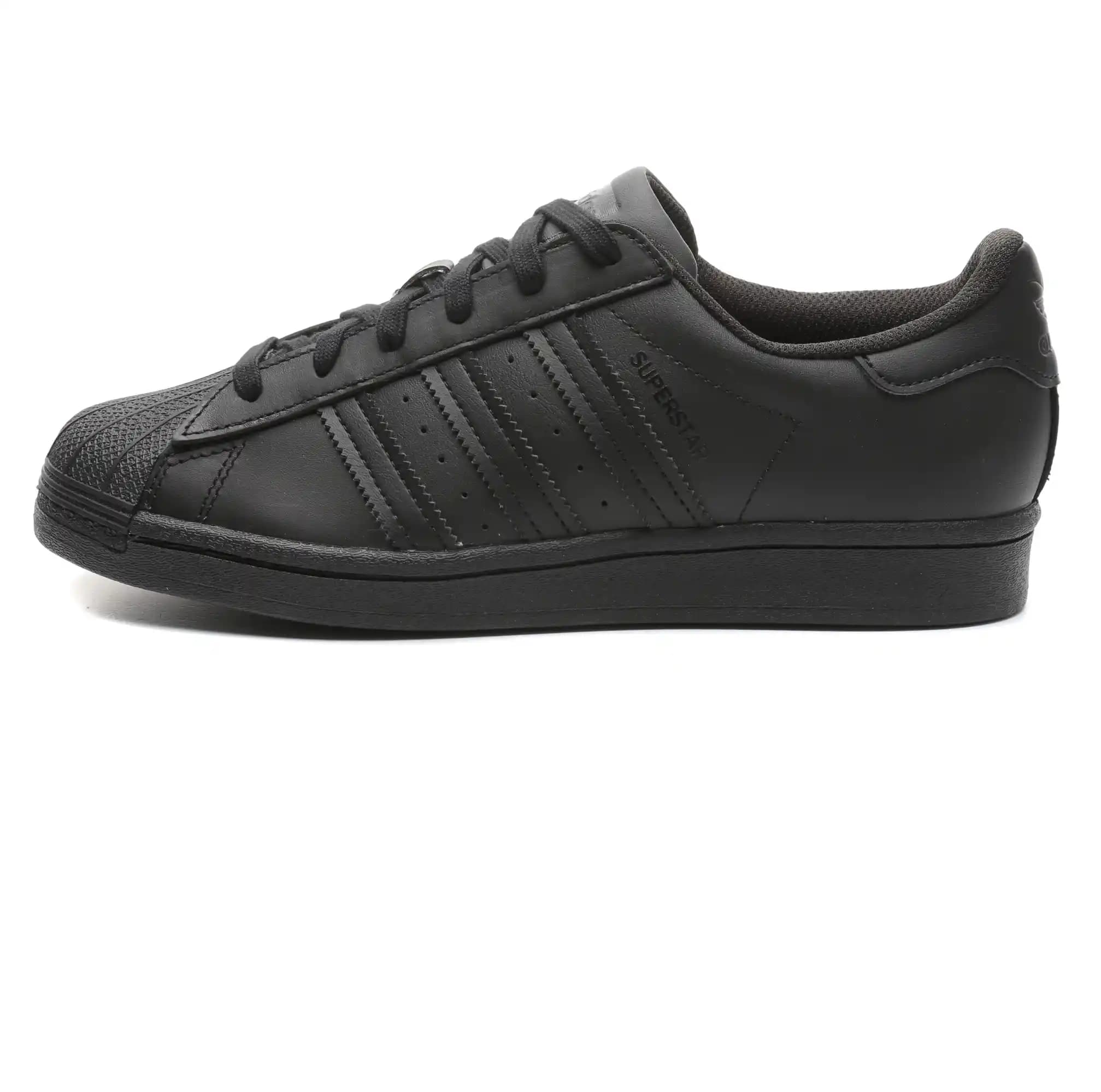 Adidas Superstar Siyah: Zamansız Tasarım ve Çok Yönlülük Sunan Klasik Spor Ayakkabı