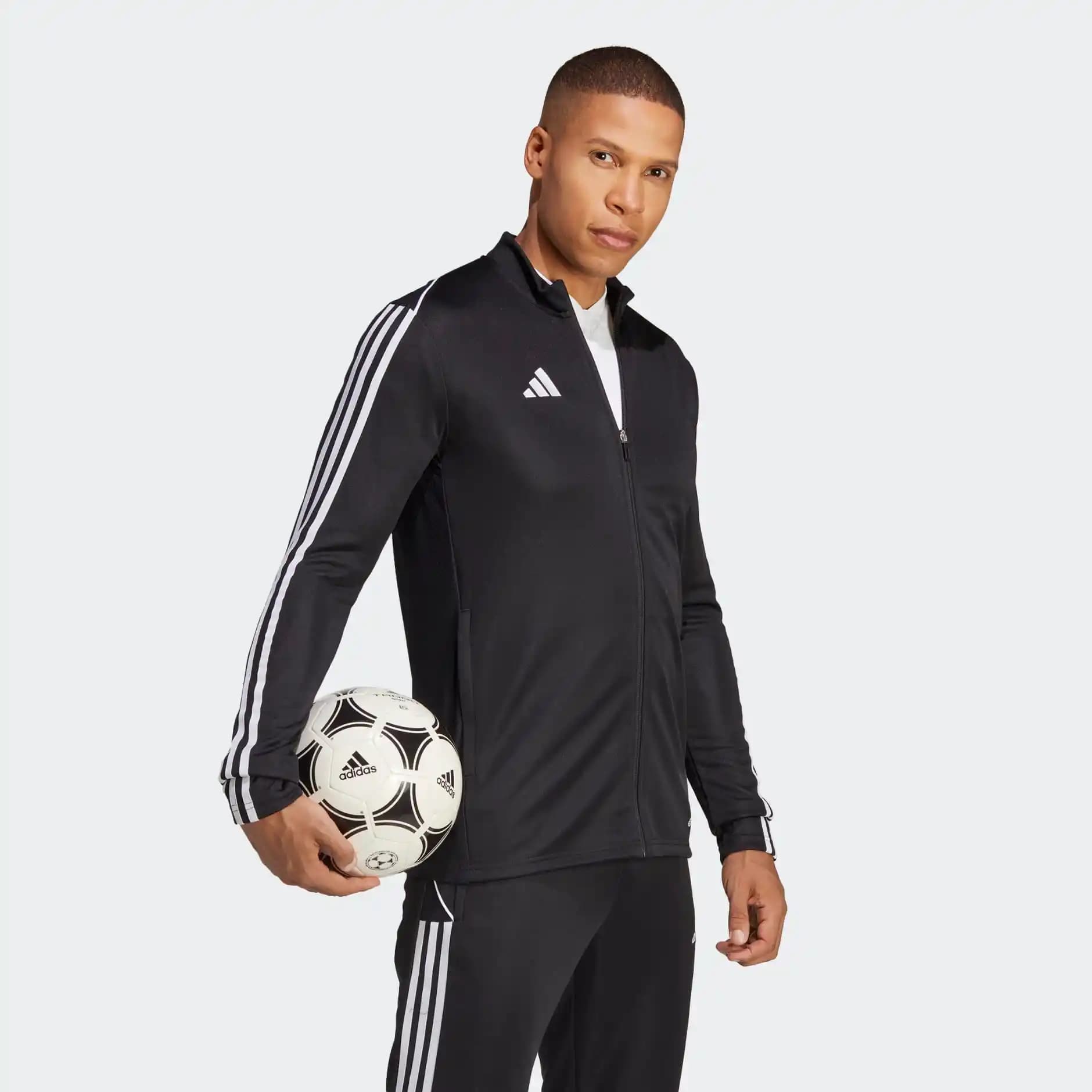 Adidas Tiro 23 Koleksiyonu: Modern Tasarım ve Konforla Spor Giyiminde Yeni Trendler