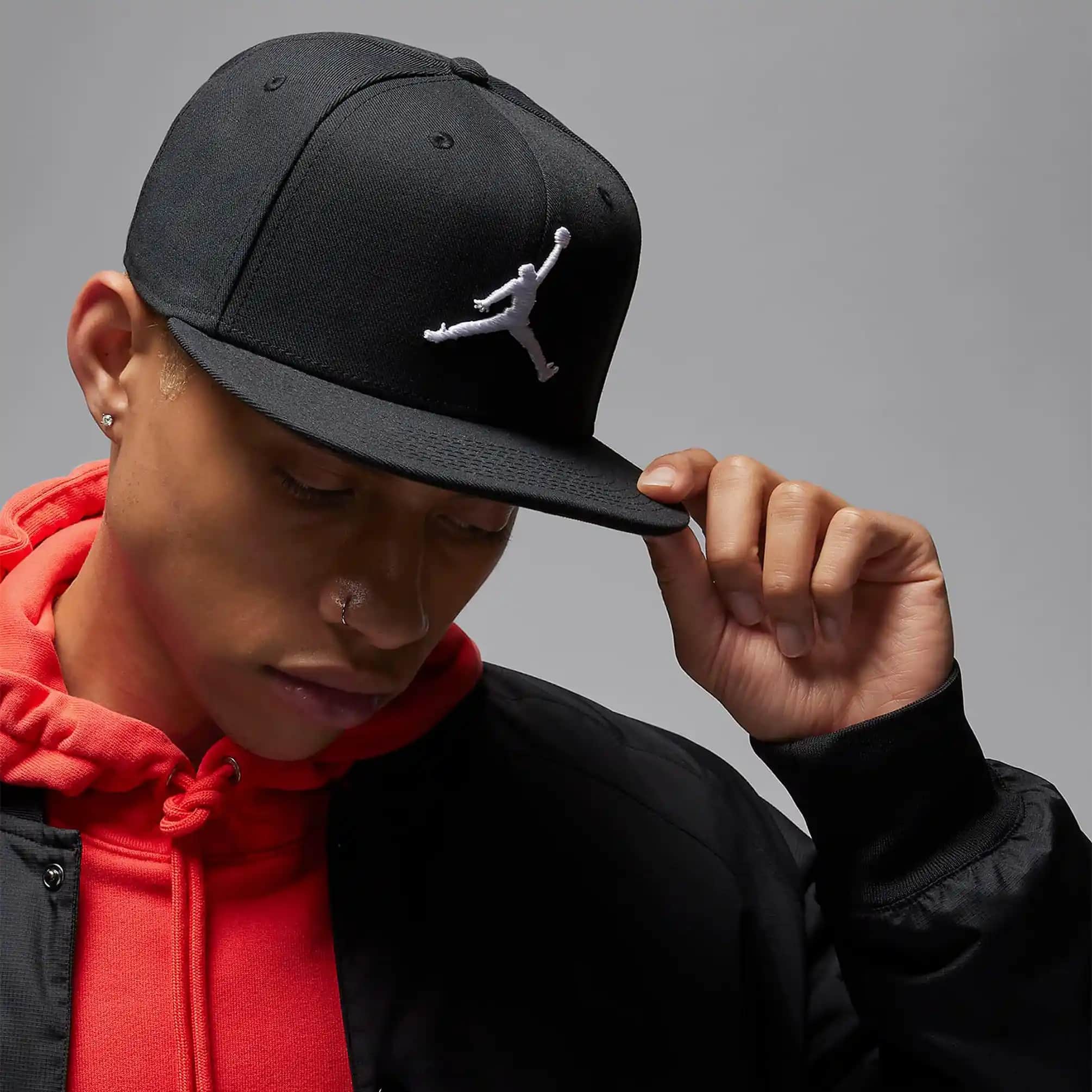 Air Jordan Şapkaları: Spor ve Şıklığı Bir Arada Sunan Moda Aksesuarları