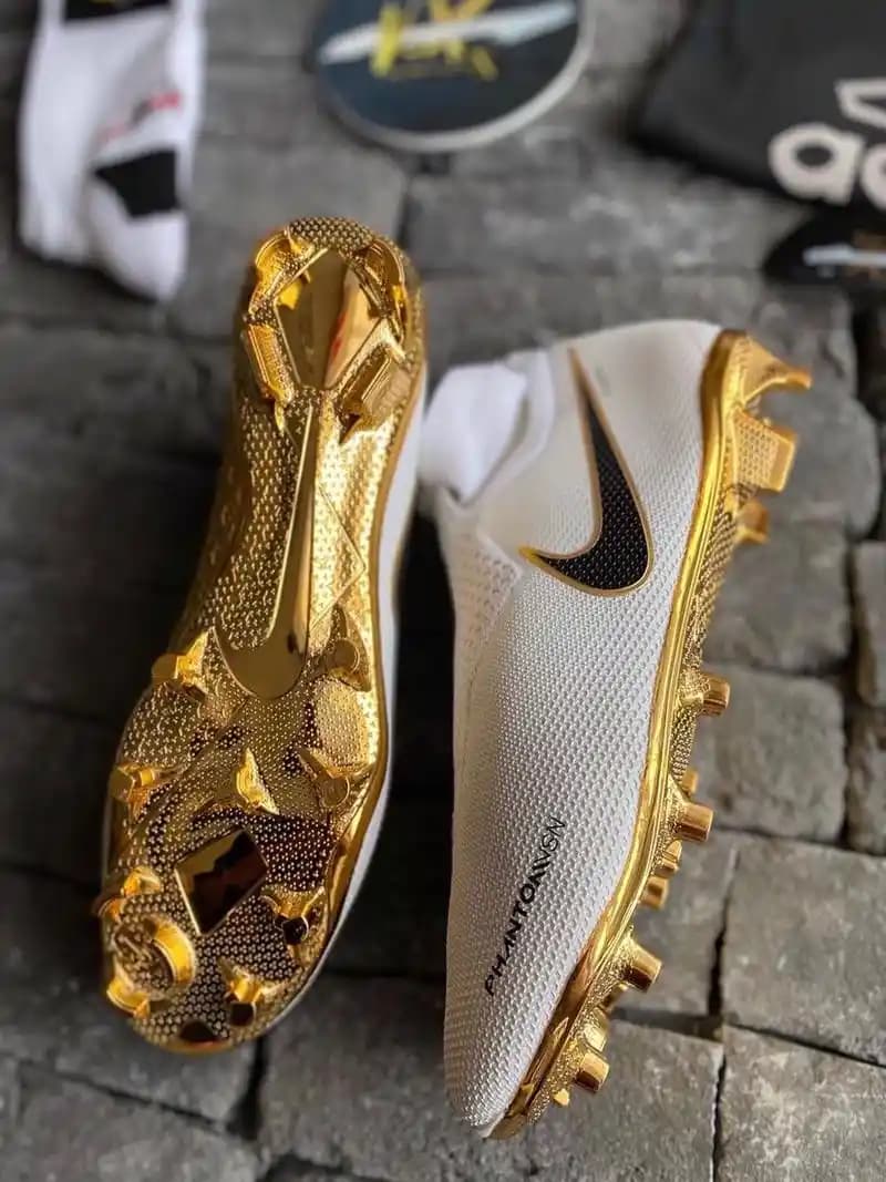 Altın Renkli Kramponlar: Spor ve Şıklığın Modern ve Prestijli Buluşması