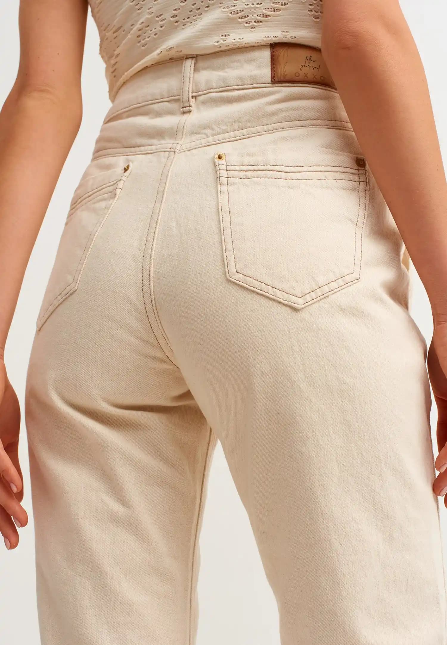 Bej Pantolon ile Şık ve Rahat Kombinler Yaratmanın Yolları