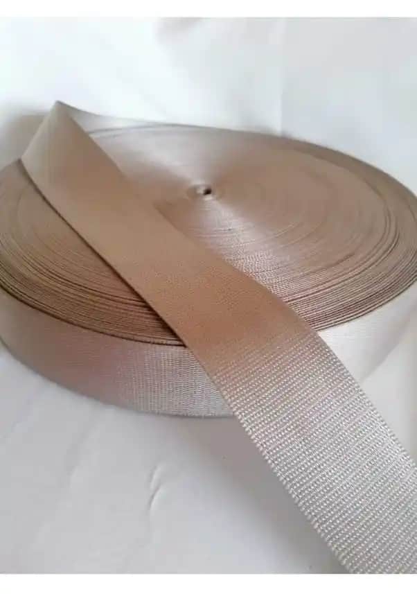 Bej Rengi Kemer: Şıklık ve Çok Yönlülük Sunan Moda Aksesuarı