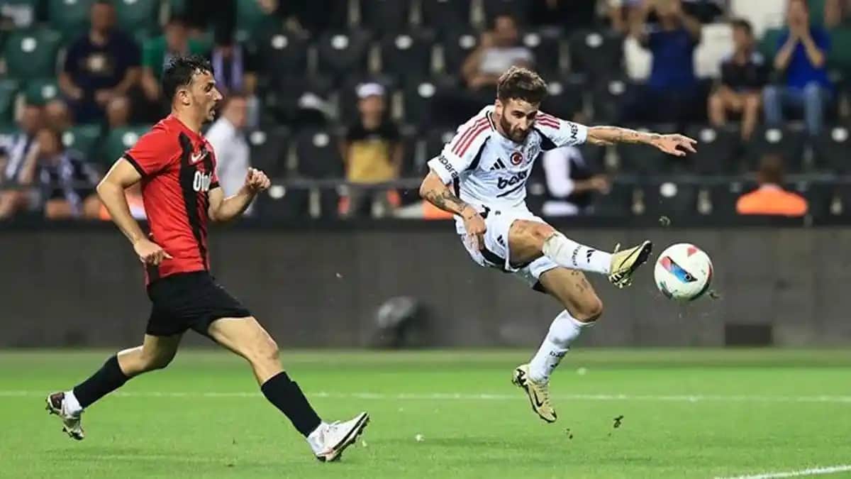 Beşiktaş Kramponları: Performans ve Tarzı Bir Arada Sunan Spor Ayakkabıları