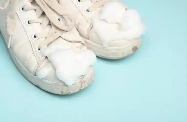 Beyaz Ayakkabıları Nasıl Beyazlatılır En Etkili ve Pratik Yöntemler