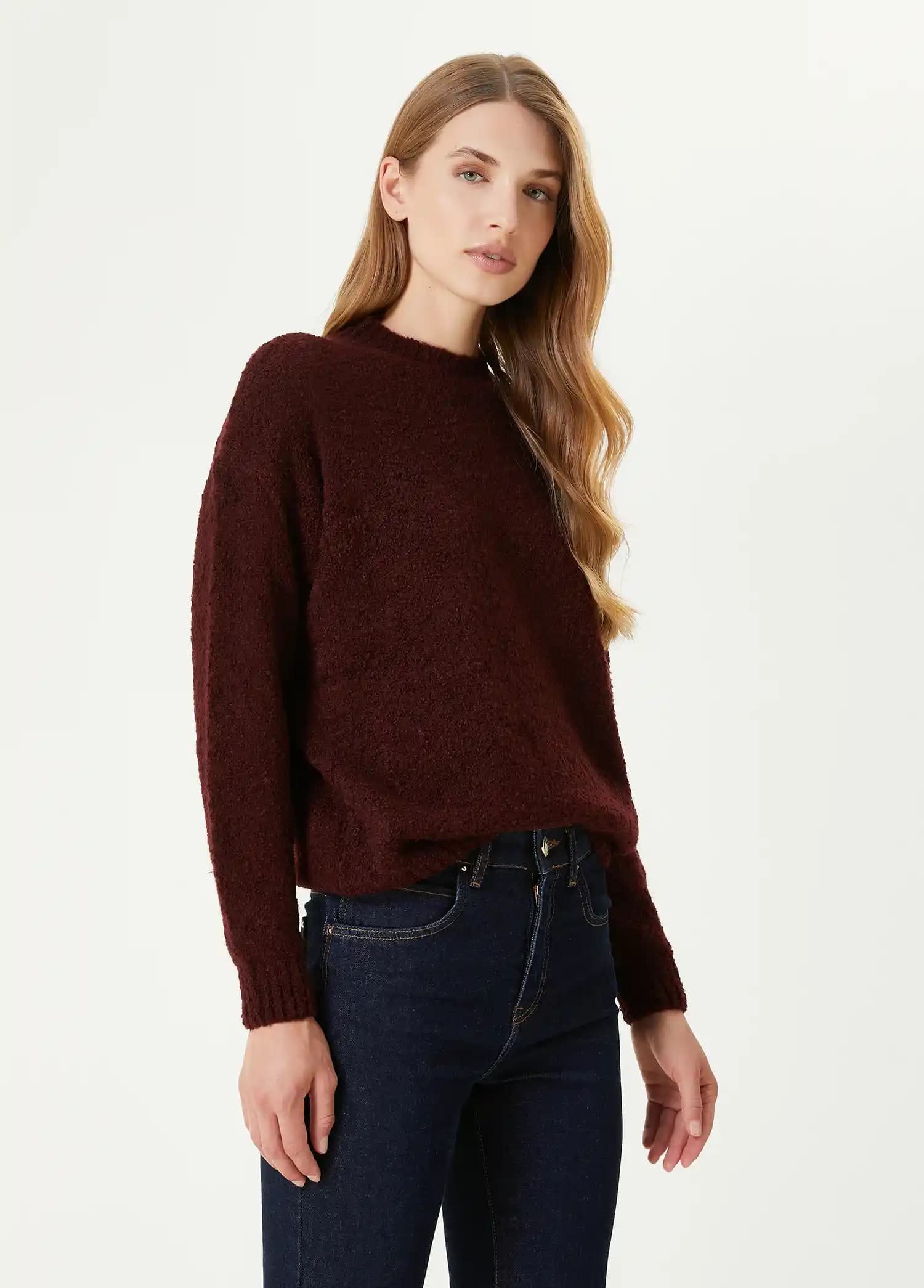 Bordo Kazak ve Ayakkabı Aksesuarlarıyla Şık ve Konforlu Kış Kombinleri Rehberi