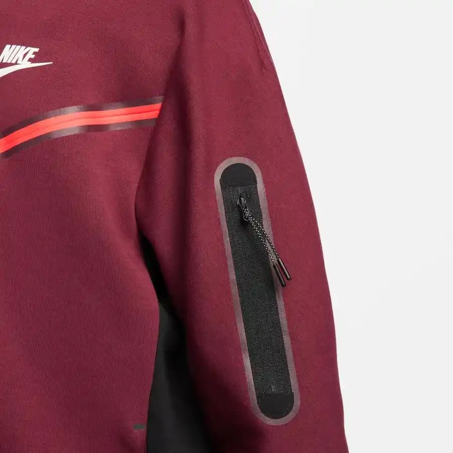 Bordo Nike Tech Ayakkabılar: Şıklık ve Konforun Modern Buluşması