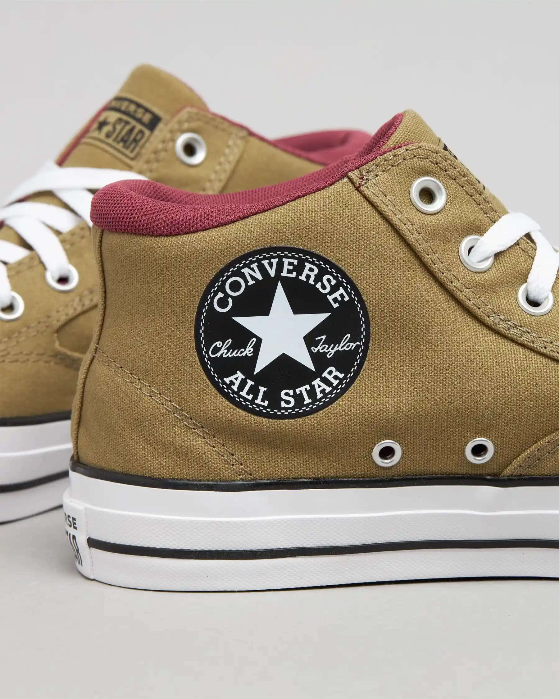 Converse Malden Street: Modern Tasarımı ve Konforuyla Sokak Modasının Vazgeçilmezi