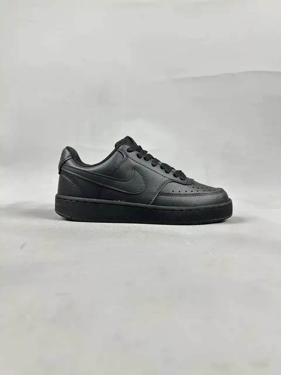 Court Vision Siyah Ayakkabılar: Şıklık ve İşlevselliğin Modern Buluşması