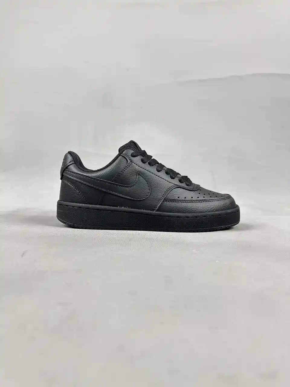 Court Vision Siyah Ayakkabılar: Şıklık ve İşlevselliğin Modern Buluşması