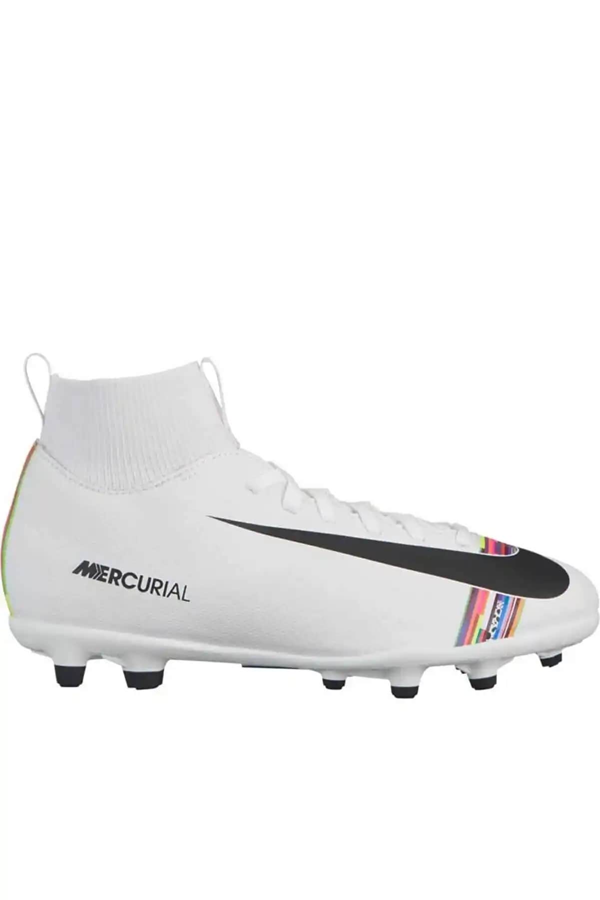 CR7 Çoraplı Kramponlar: Performansı Artıran Modern Futbol Ayakkabıları