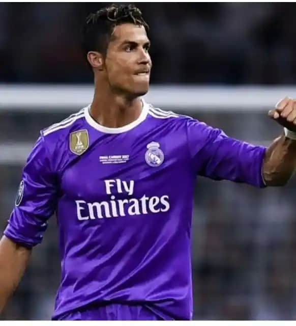 Cristiano Ronaldo Formalarıyla Şık ve Sportif Tarz Yaratmanın Yolları