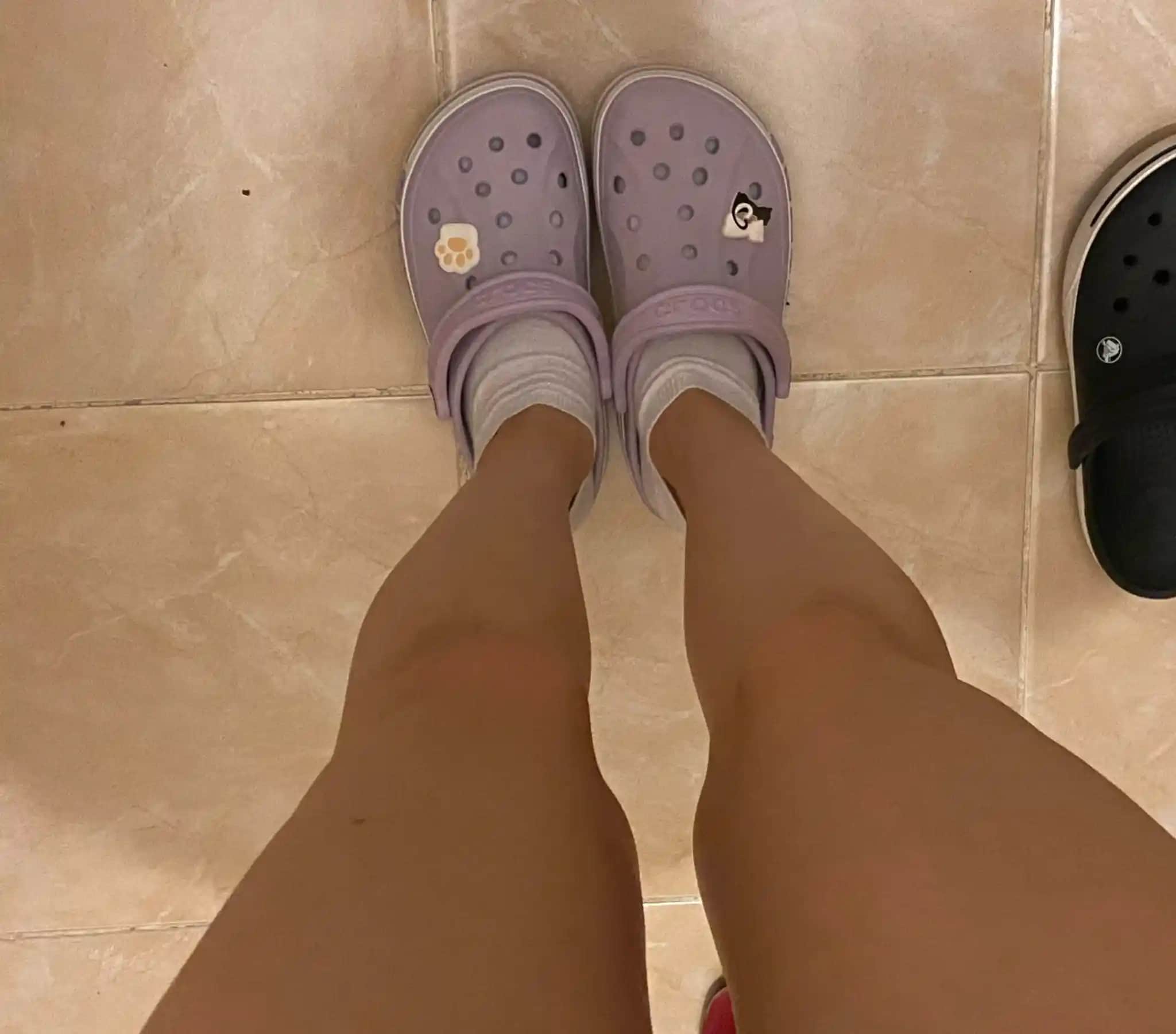 Crocs ve Çorap Kombinasyonu: Konfor ve Stil İçin En İyi Uyum Önerileri