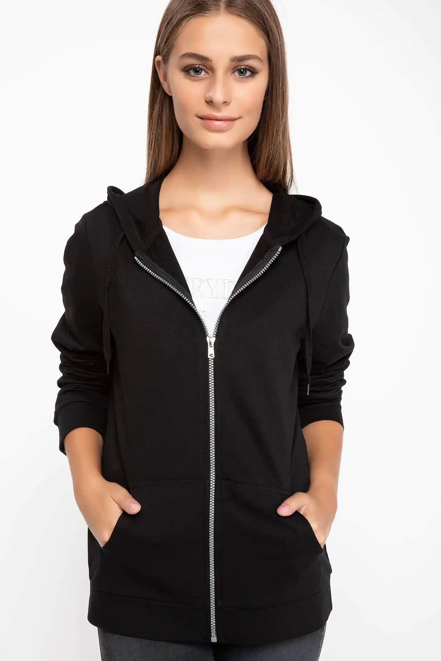 Fermuarlı Kapüşonlu Sweatshirt: Günümüz Moda Trendleri ve Kombinasyon İpuçları