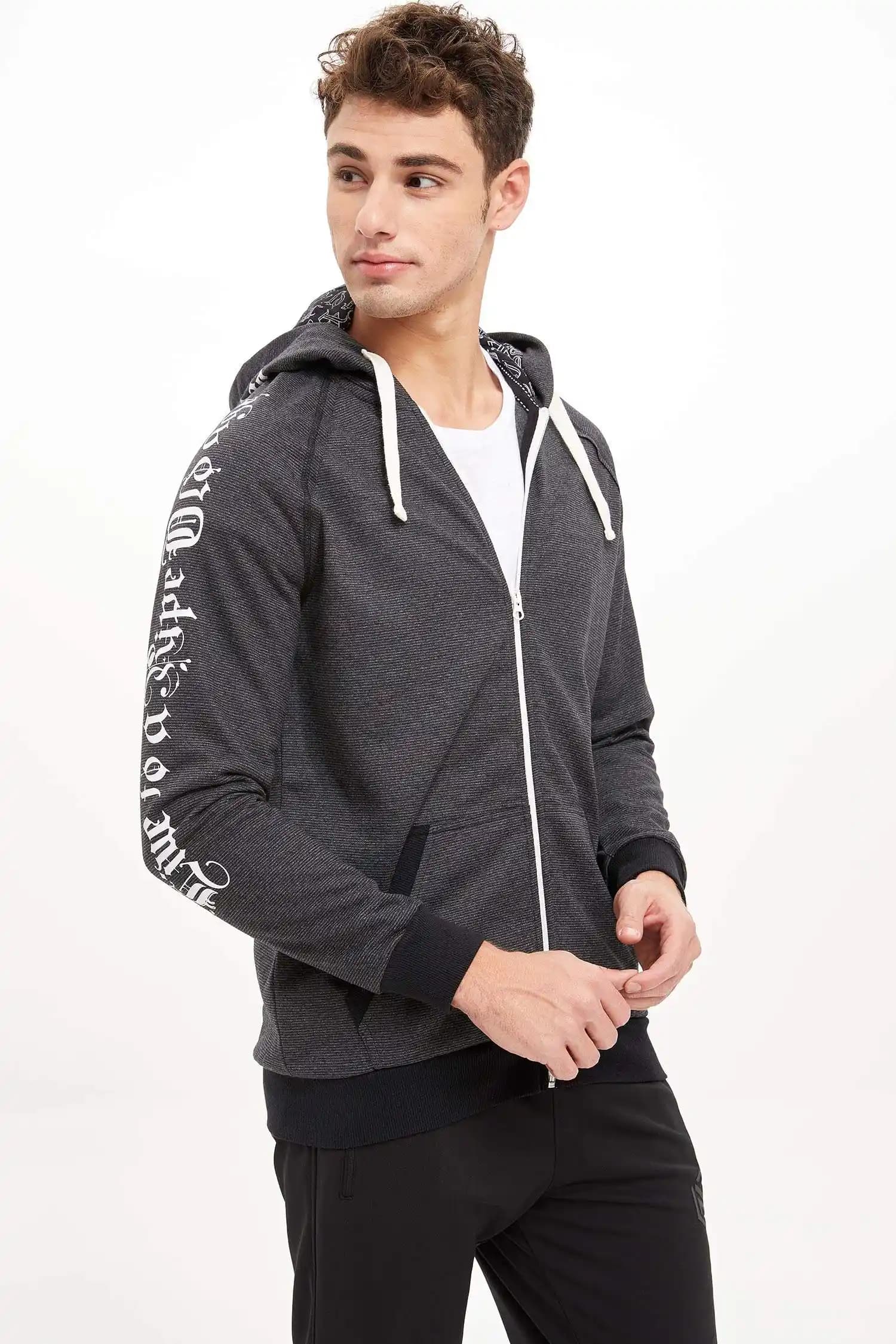 Fermuarlı Sweatshirtler: Günlük Rahatlık ve Çok Yönlü Şıklık İçin İdeal Seçenekler