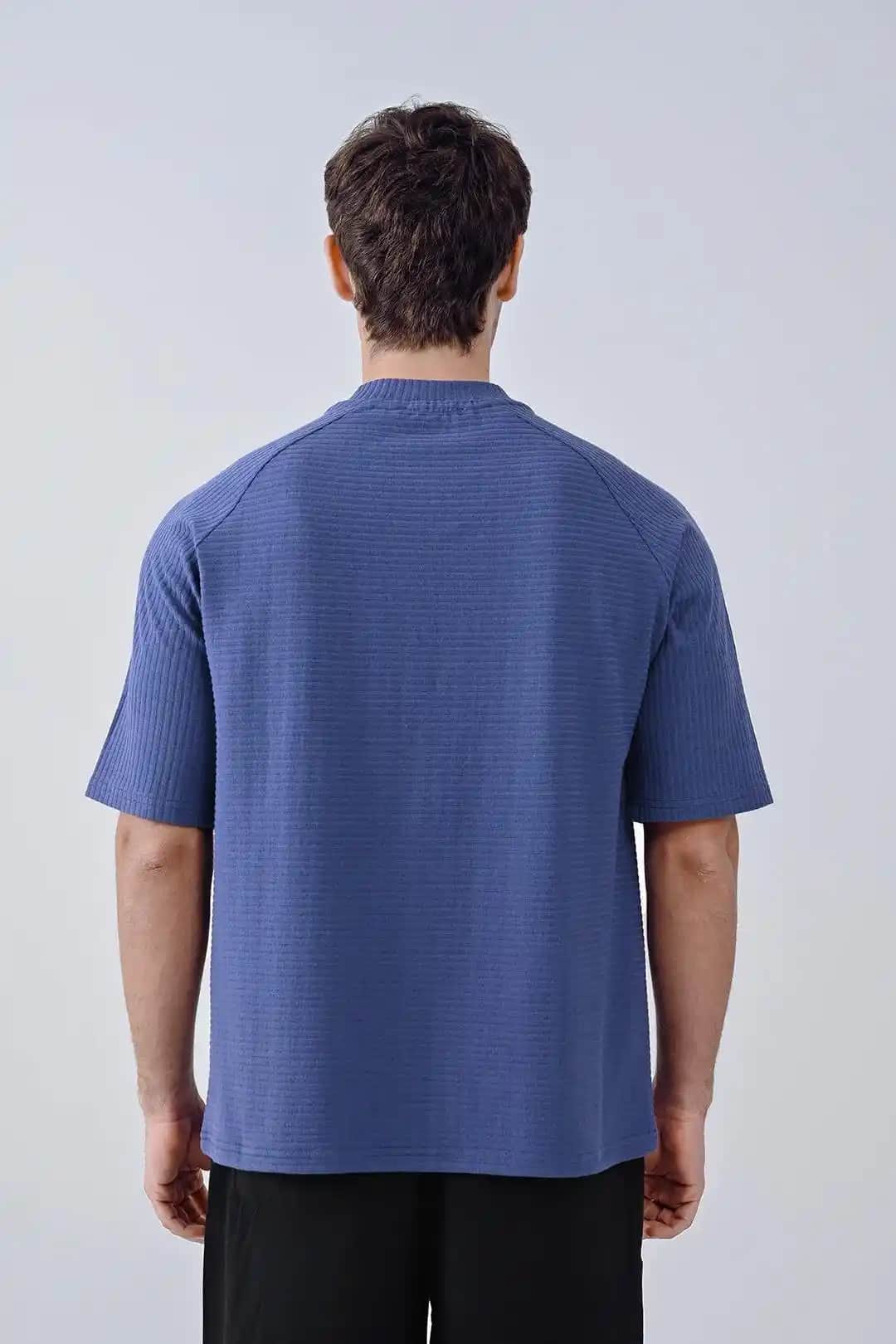 Fermuarlı Tişörtler: Günümüz Modasında Yenilikçi ve Çok Yönlü Bir Trend