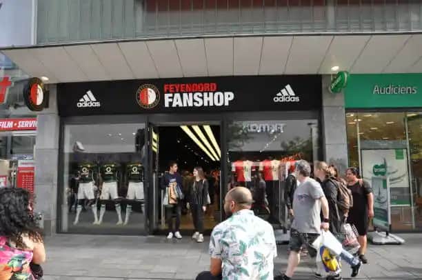 Futbol Mağazaları ve Ayakkabı Aksesuarları: Spor Tutkunları İçin En İyi Seçenekler ve Trendler