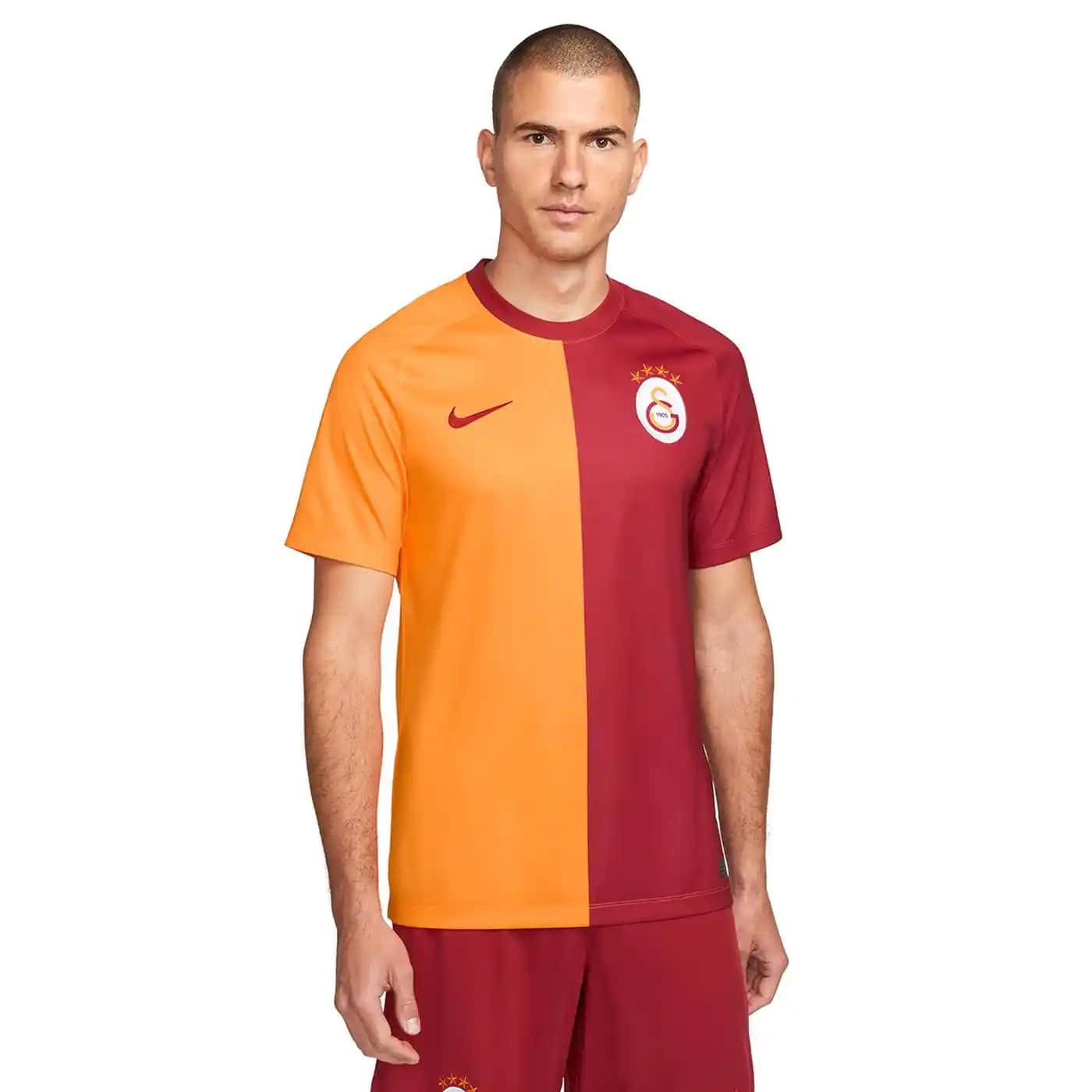 Galatasaray Nike Formaları: Takım Ruhu ve Modern Spor Şıklığının Buluşması