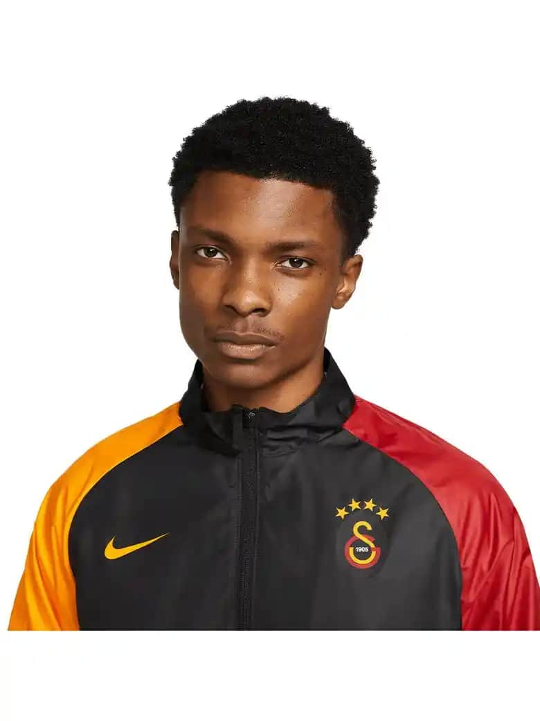 Galatasaray ve Nike İşbirliğiyle Yüksek Konfor ve Şıklık Sunan Yağmurluklar