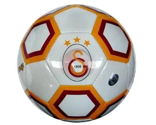 Galatasaraylı Top ve Spor Aksesuarları: Tarihçe, Tasarım ve Moda ile Buluşması