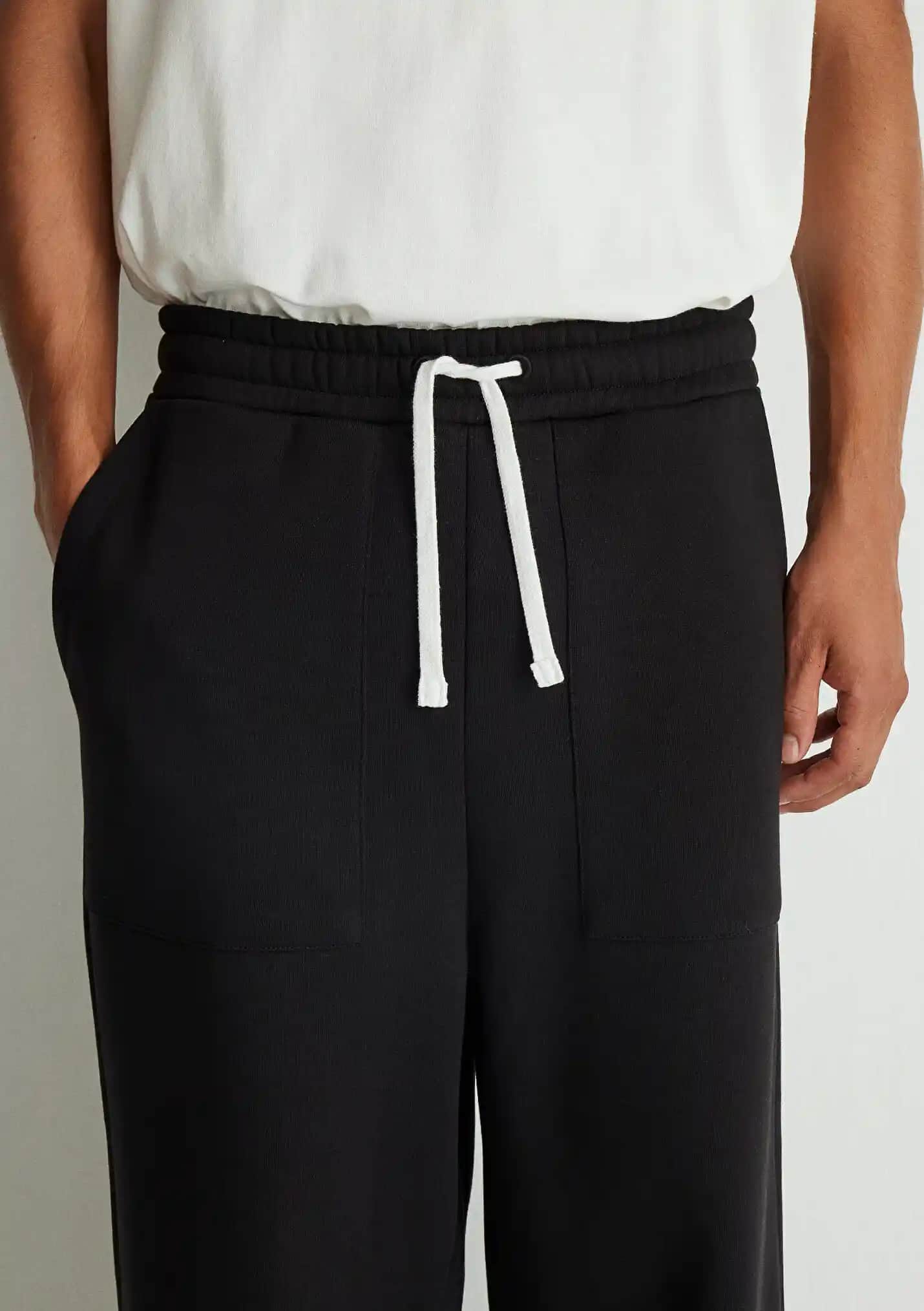 Geniş Paça Eşofman Altları: Rahatlık ve Şıklığı Bir Arada Yansıtan Moda Trendleri