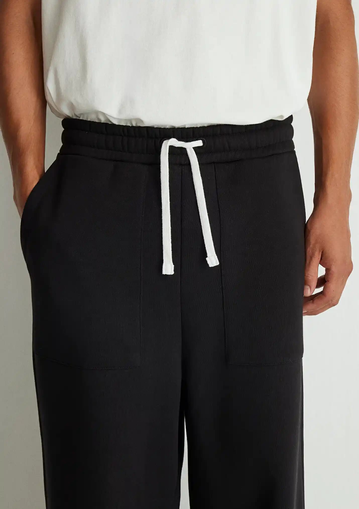 Geniş Paça Eşofman Altları: Rahatlık ve Şıklığı Bir Arada Yansıtan Moda Trendleri