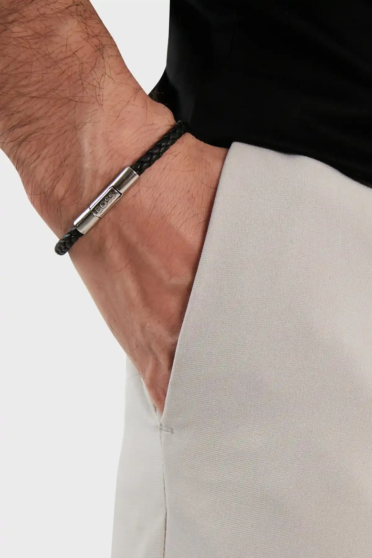 Hugo Boss Bileklikleri: Modern Tasarımlarla Şıklık ve Kalitenin Buluşması