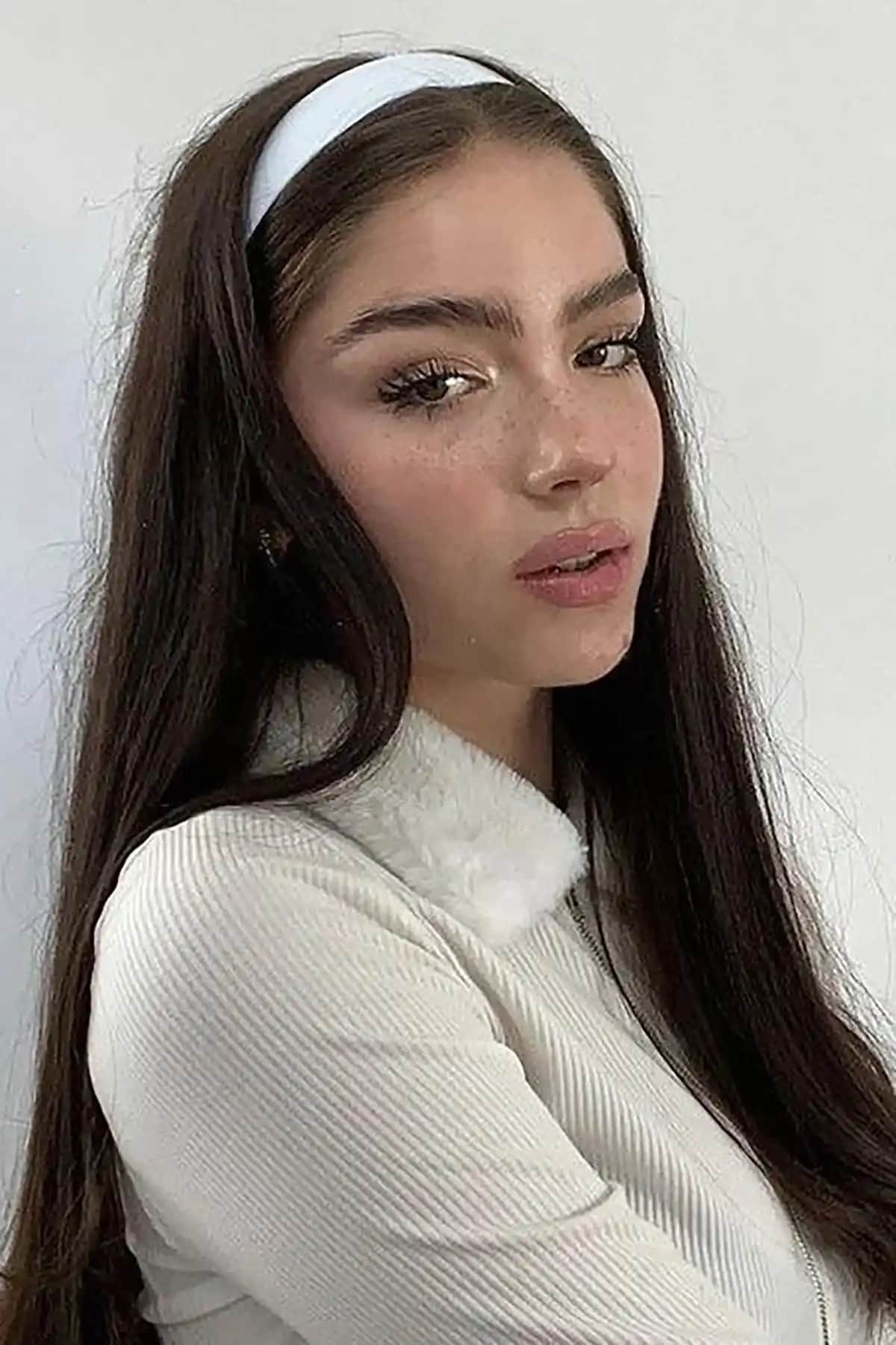 İnce Saç Bantları: Moda ve Fonksiyonelliği Bir Arada Sunan Şık Aksesuarlar