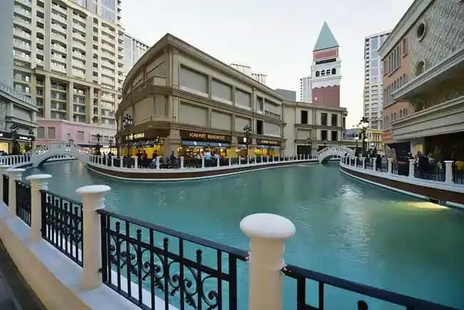 İstanbul Venedik AVM'de Ayakkabı ve Aksesuar Alışverişinde En Güncel Trendler ve Fırsatlar